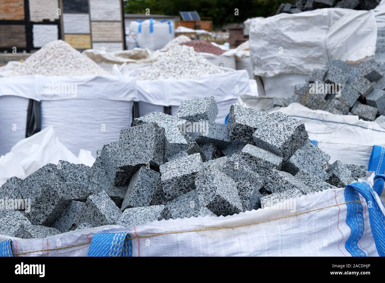 Materiali di costruzione. Materiali di costruzione per la decorazione e la costruzione. Il granito grigio sono venduti nella costruzione del mercato. Close up. Foto Stock