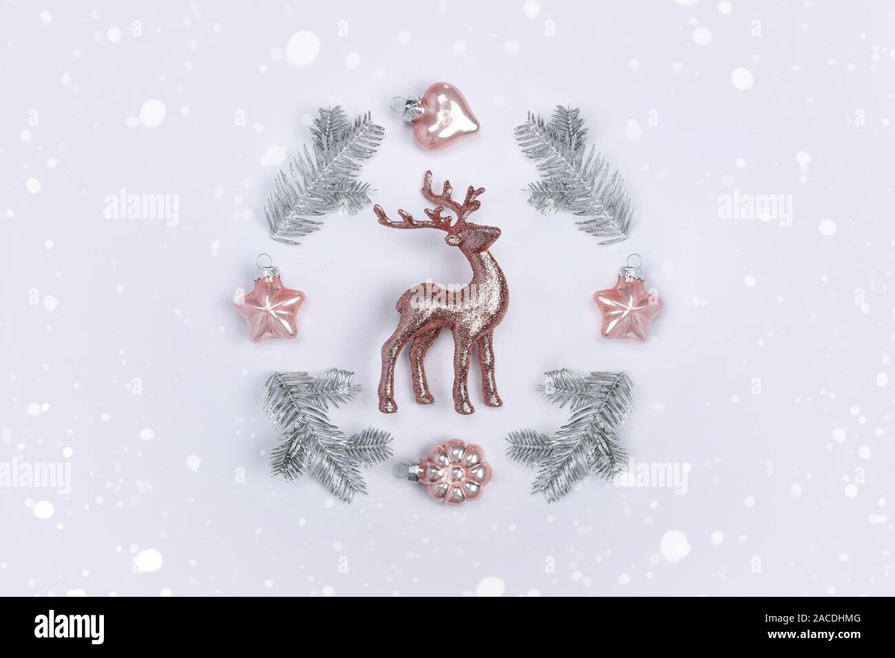 Piatto composizioni laici con decorazioni di Natale con golden scintillante teste di cervi, giocattoli di Natale e silver spruce filiali Foto Stock