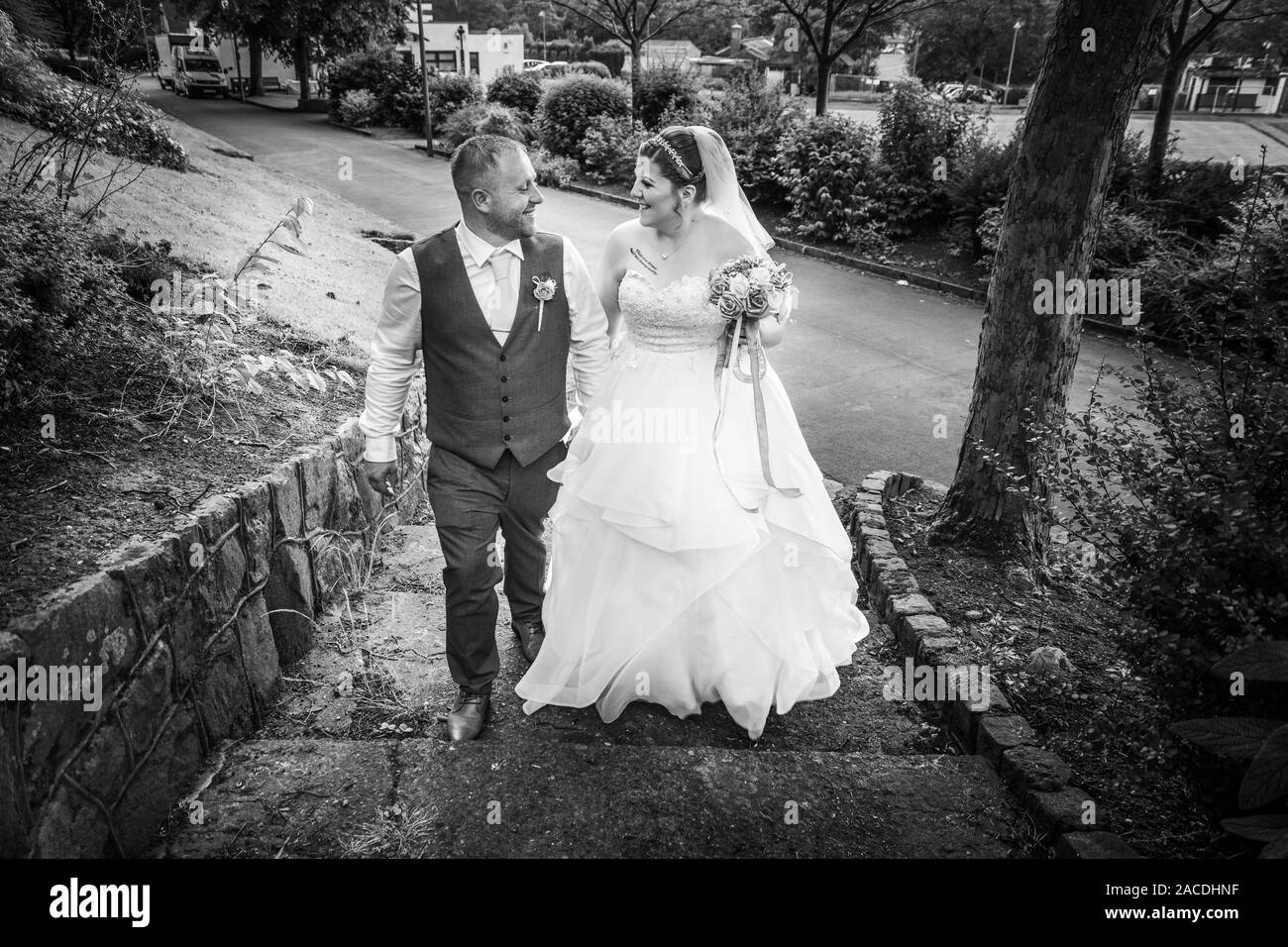 Una sposa e uno sposo sorridente, ridendo insieme felice e innamorato il loro giorno di nozze, fotografia di nozze Foto Stock