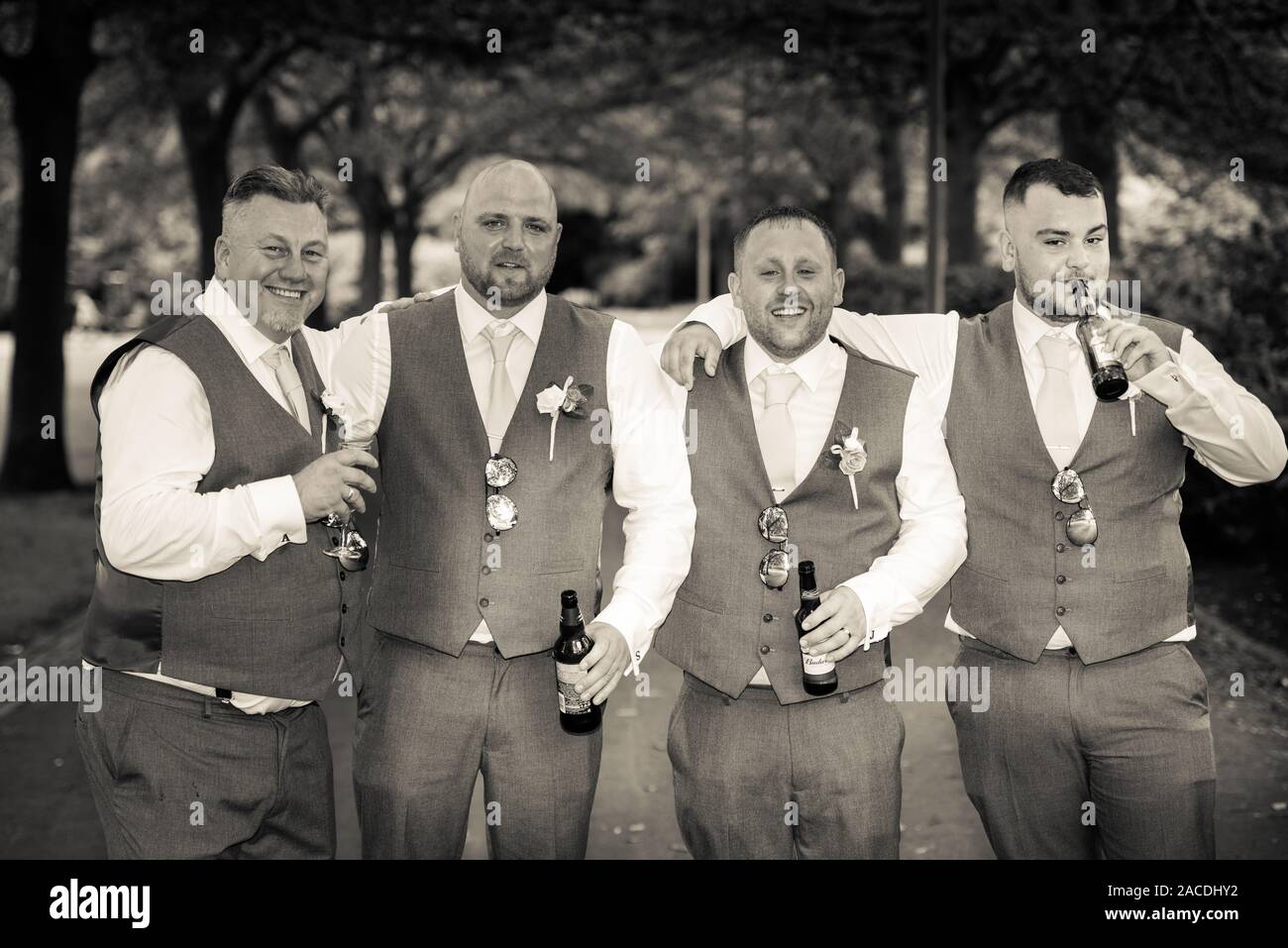 Gli sposi e i migliori uomini hanno foto di matrimonio presso Floral Hall, Tunstall Park, Stoke on Trent, fotografie di matrimoni, celebrazioni, matrimonio tradizionale inglese Foto Stock