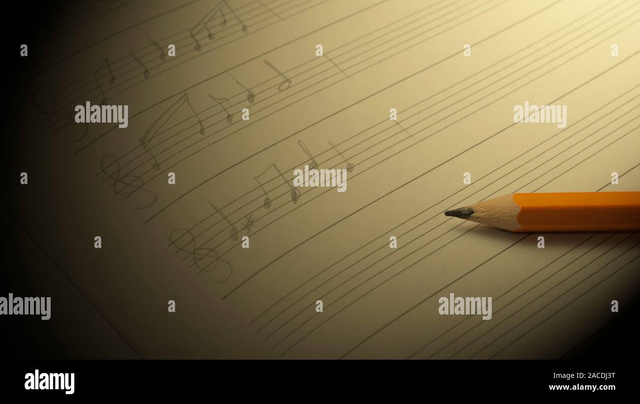 Una matita su un foglio musicale con alcuni scritti a mano le note musicali Foto Stock