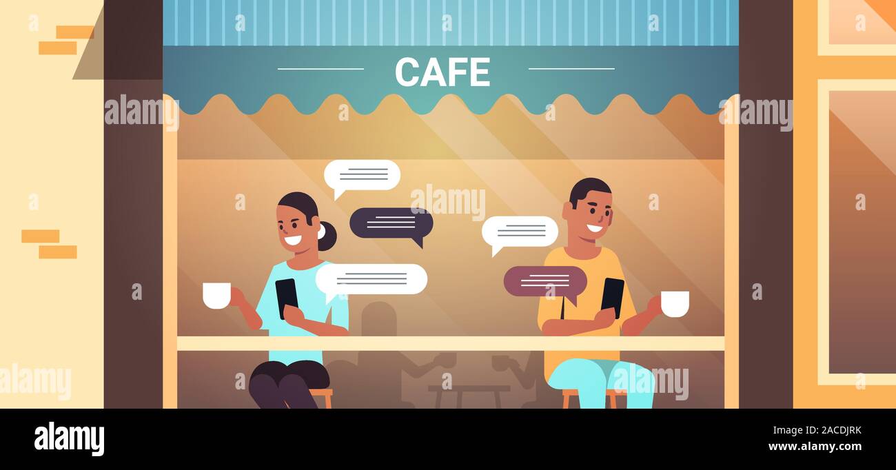 Visitatori paio di bere il caffè utilizzando chat app mobile sullo smartphone social network chat bubble concetto di comunicazione street cafe esterno ritratto orizzontale illustrazione vettoriale Illustrazione Vettoriale