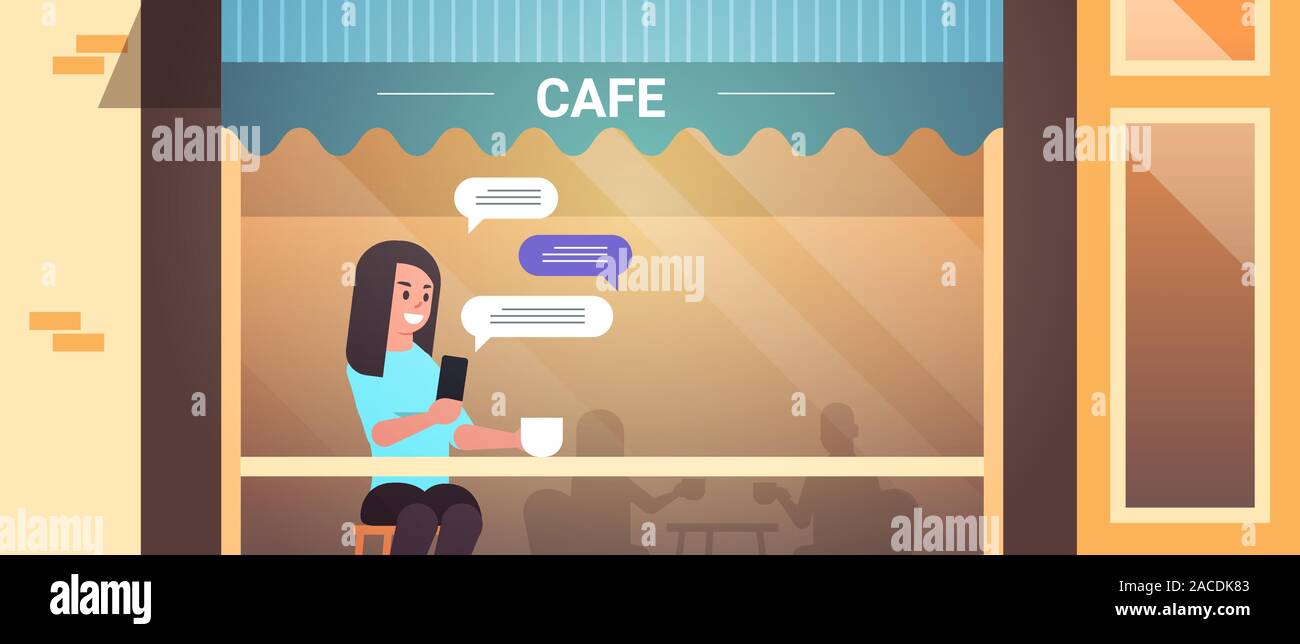Visitatore donna seduta a tavola utilizzando la chat mobile app sullo smartphone social network chat bubble concetto di comunicazione street cafe esterno ritratto orizzontale illustrazione vettoriale Illustrazione Vettoriale