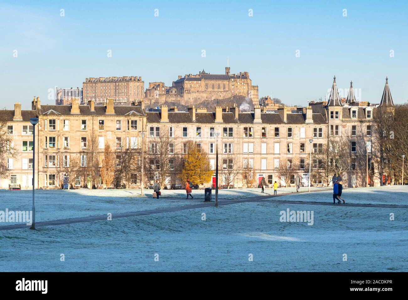 Il Castello di Edimburgo e Glengyle Terrazza tenement edifici come visto da Bruntsfield Links park in inverno - Fountainbridge, Edimburgo, Scozia, Regno Unito Foto Stock