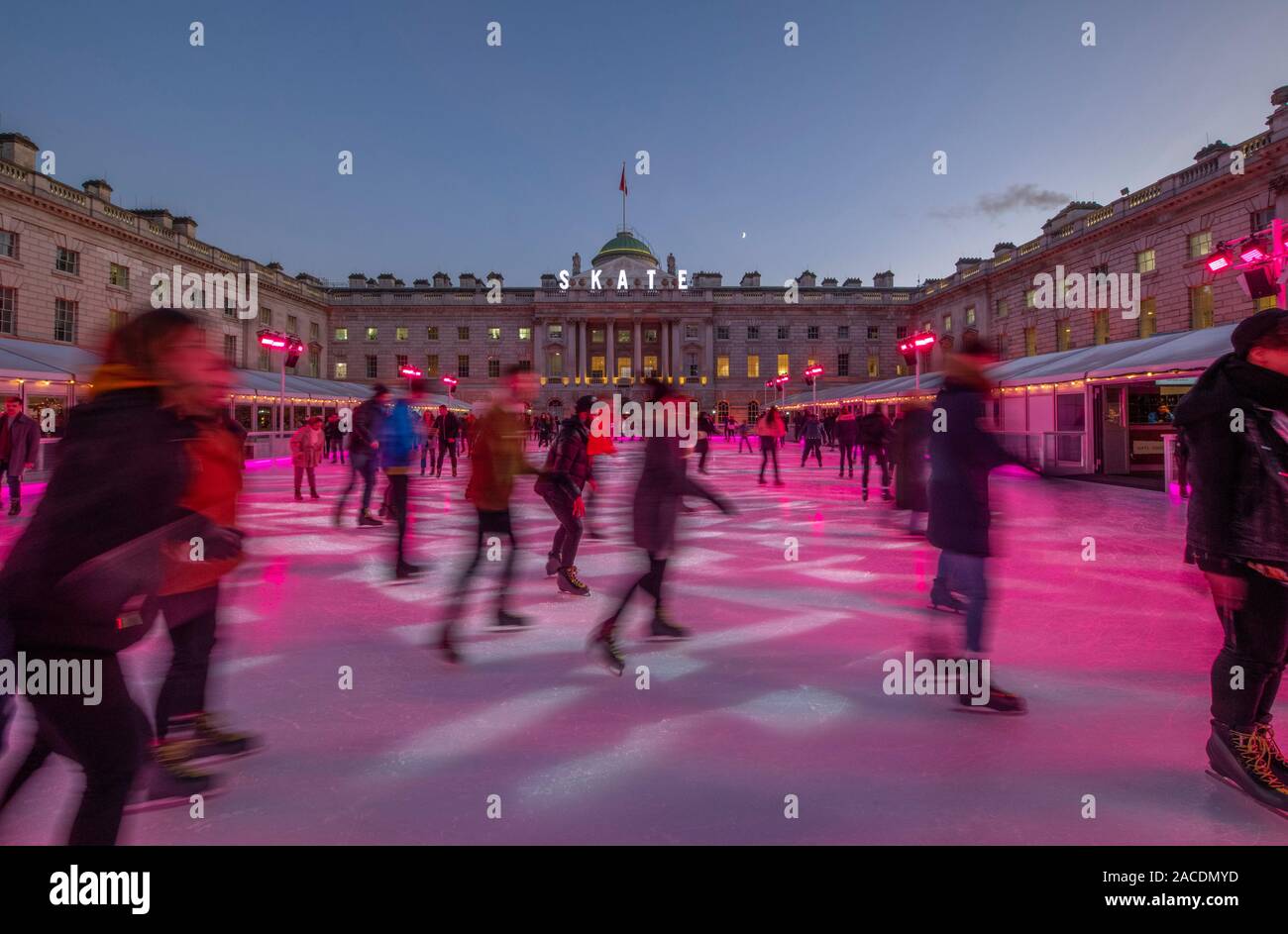 La Somerset House, London, Regno Unito. 2° dicembre 2019. I pattinatori a godere della luce proiettata rink al crepuscolo come Somerset House annunciano il primo del Regno Unito, il sempre 24 ore di pattinaggio sabato 7 dicembre sul pattino a Somerset House con Fortnum & Mason. Credito: Malcolm Park/Alamy Live News. Foto Stock