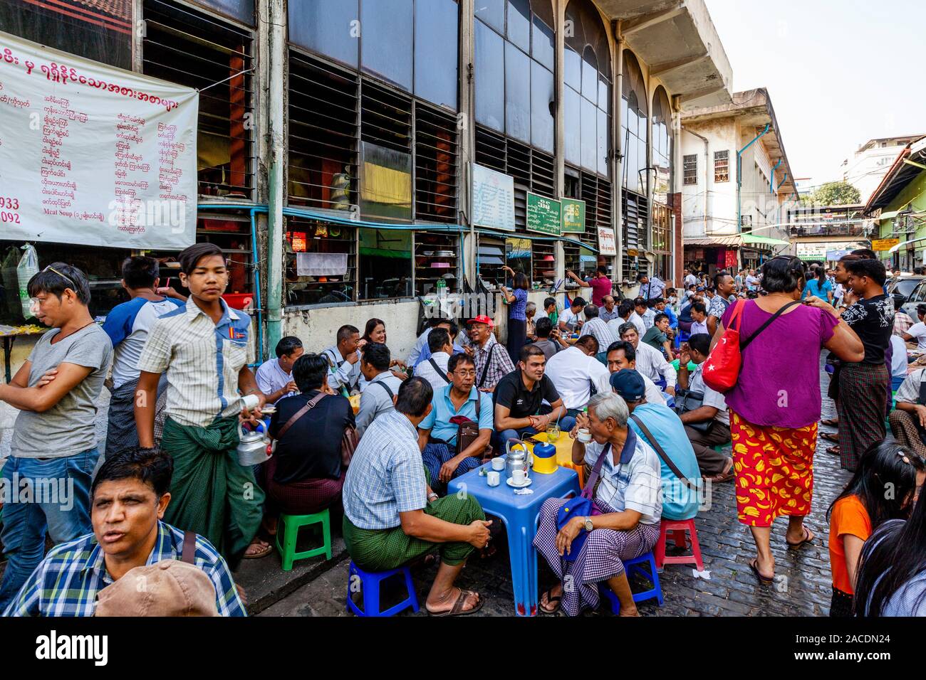 La gente seduta al di fuori di un Cafe bere il tè e il caffè in Bogyoke Aung San Market, Yangon, Myanmar. Foto Stock