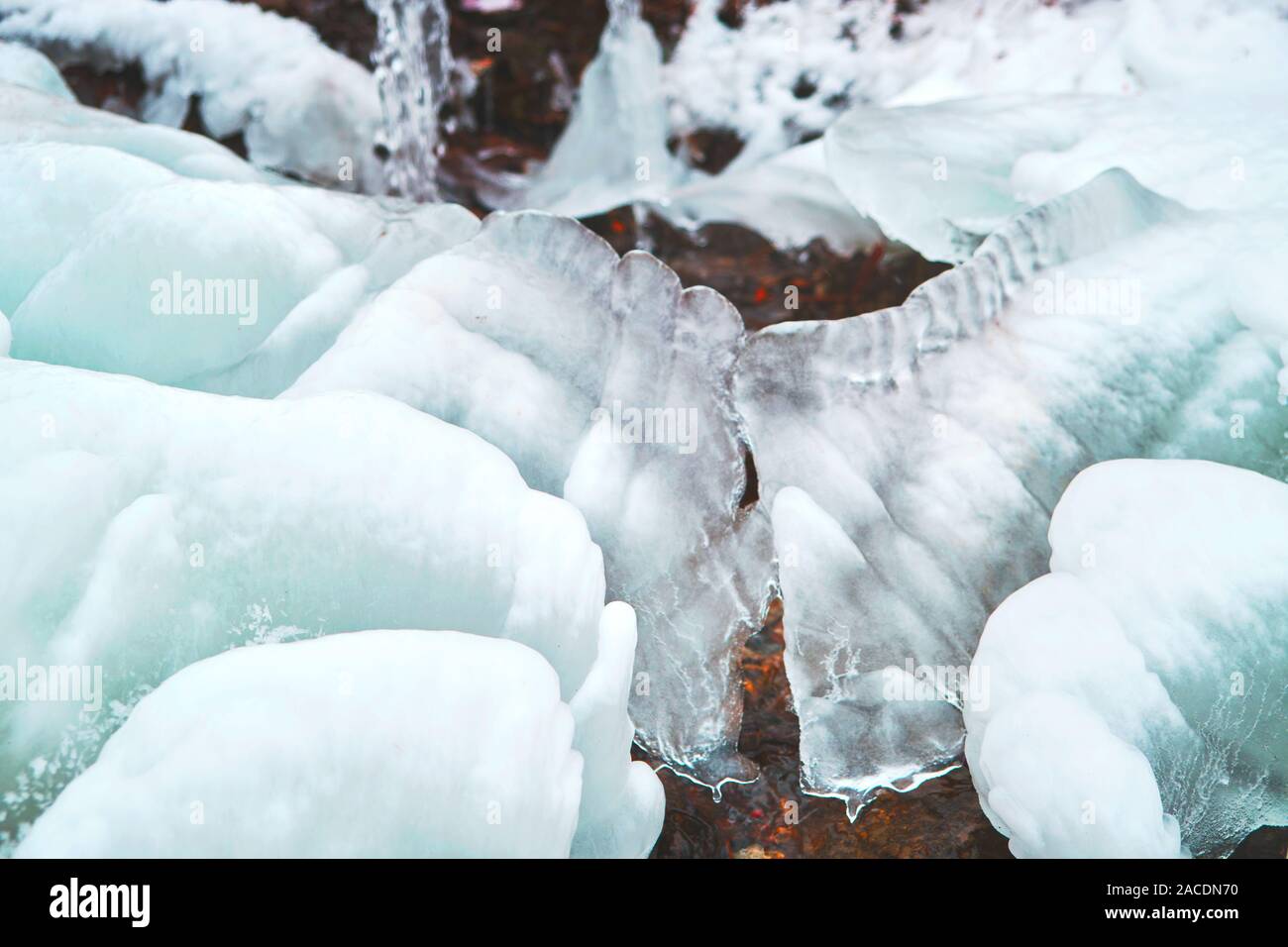 Molla di congelati coperti con puro blu ghiaccio. Foto Stock