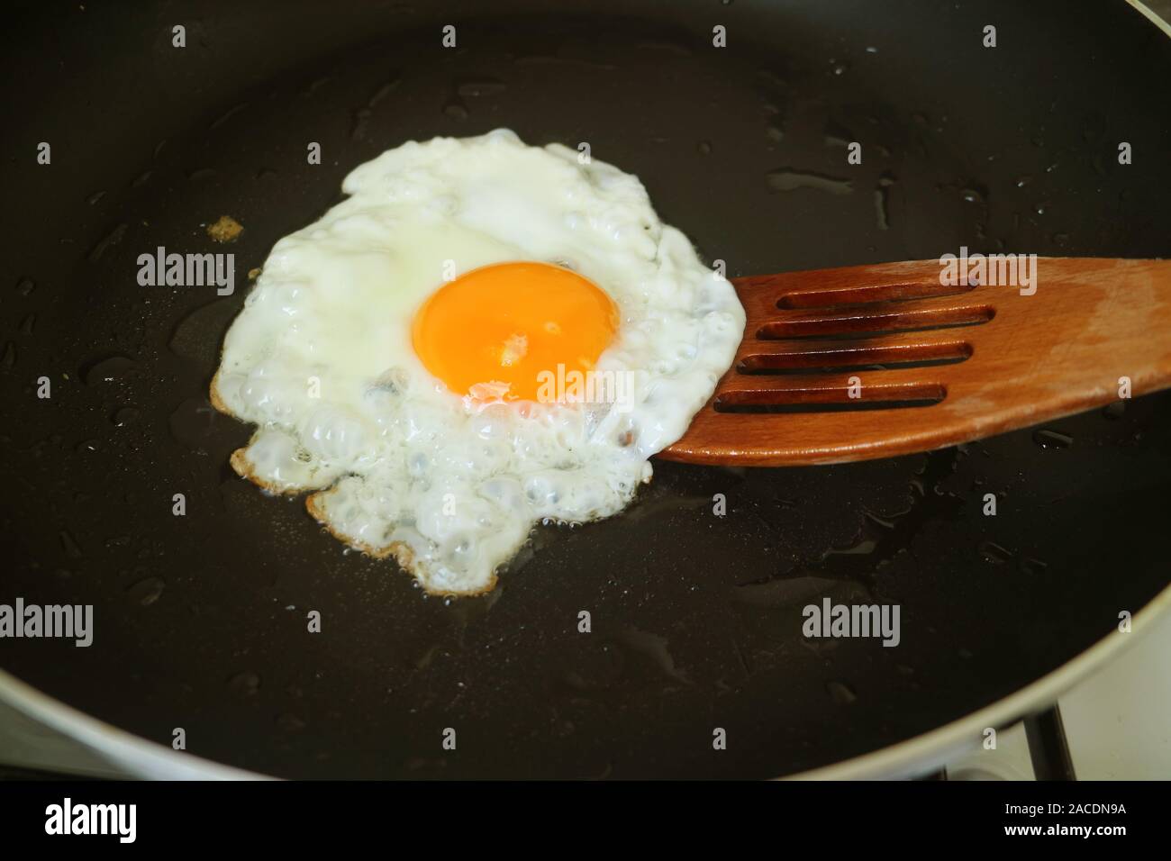 Sunny Side Up uovo in una padella pronto per servire Foto Stock