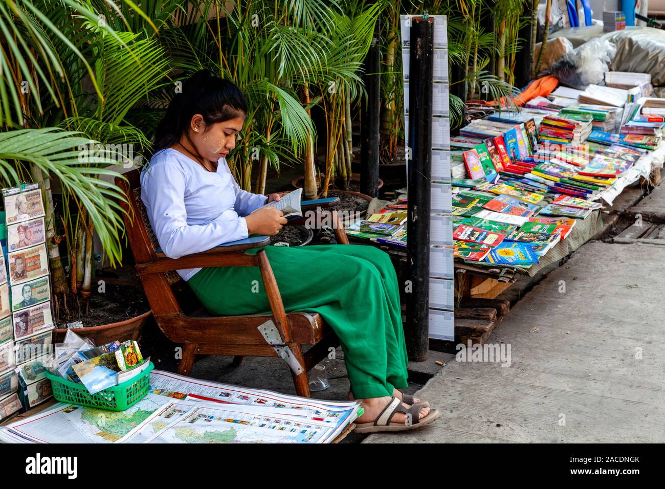 Street edicole, (Yangon Open Air Library) Yangon, Myanmar. Foto Stock