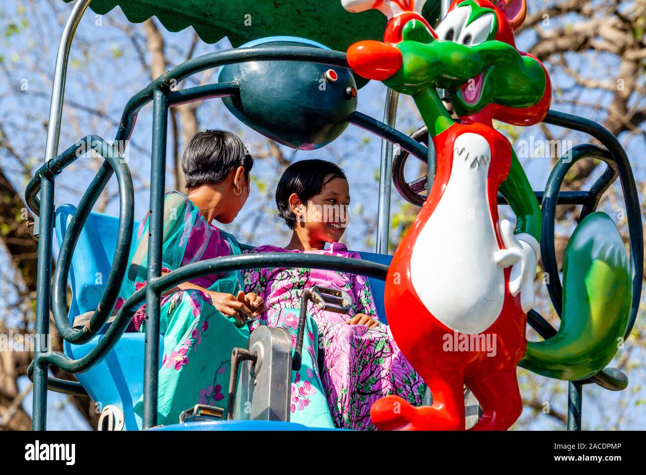 Due bambini su un Fairground Ride nel parco della gente, Yangon, Myanmar. Foto Stock