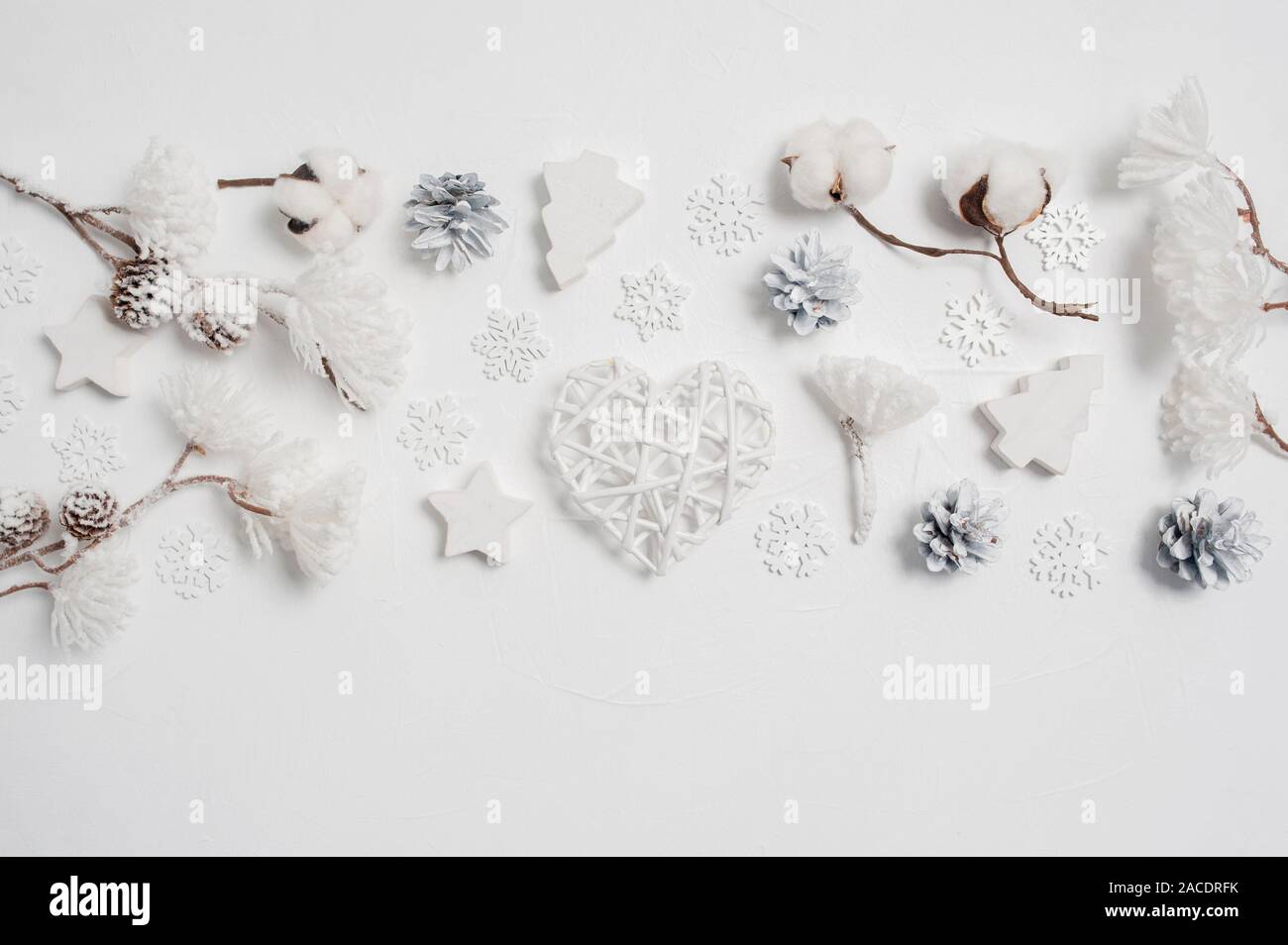 Gli elementi di design Natale biglietto di auguri con il Natale regalo, coni, fiori di cotone, cuore, i fiocchi di neve con posto per il vostro testo. Decorazioni su un bianco Foto Stock