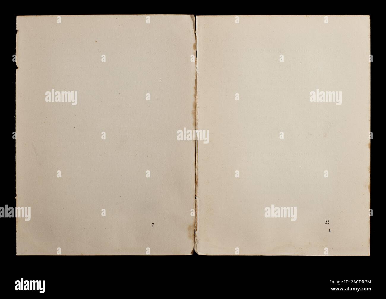 Libro antico è dispiegata che mostra le pagine testurizzata isolati su sfondo nero. Foto Stock