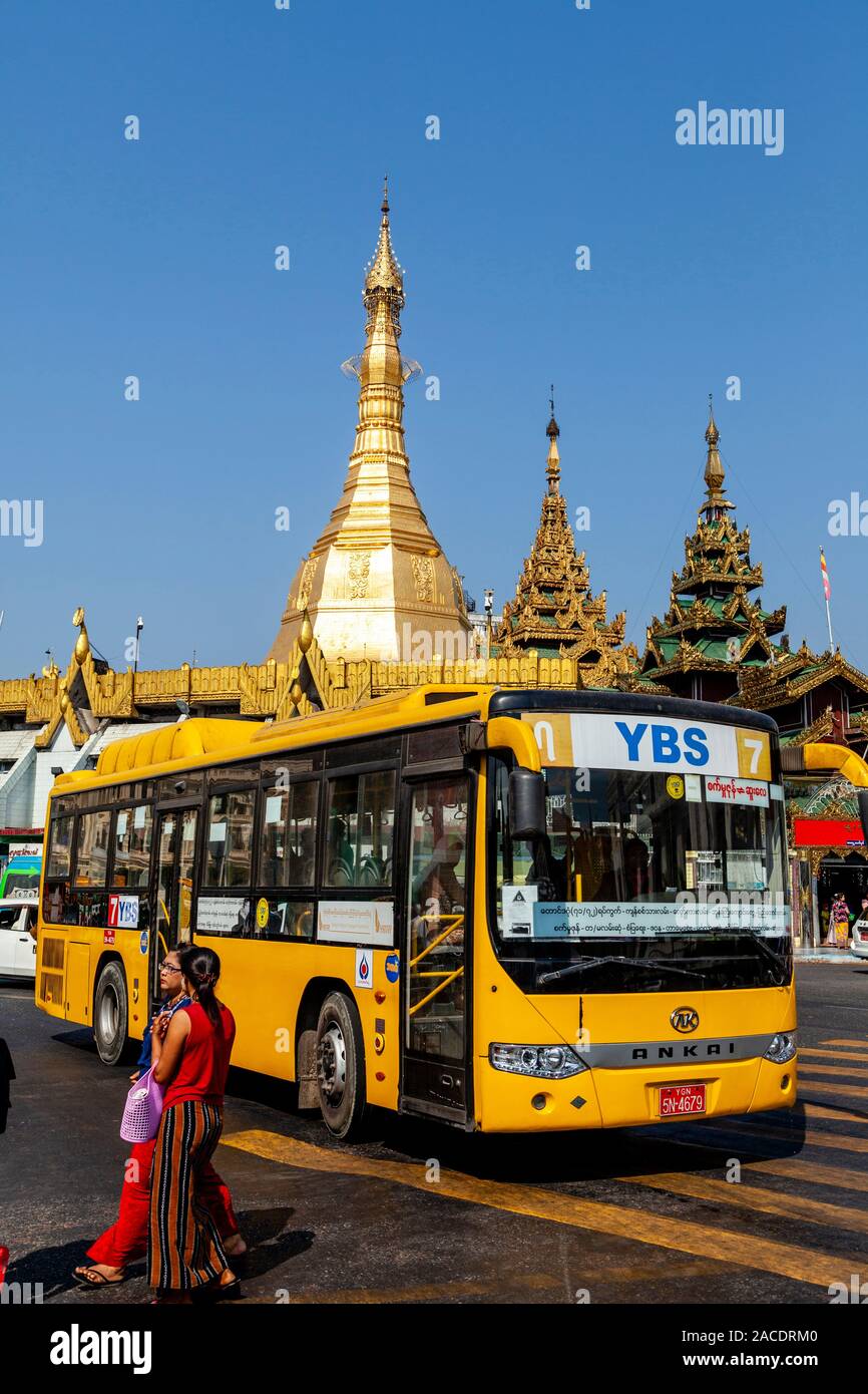 Un autobus locale si ferma al di fuori della Sule Pagoda, Yangon, Myanmar. Foto Stock