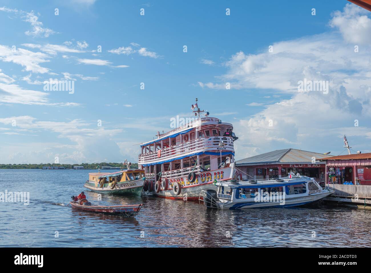 Vivace città di Tefé sul Lago di Tefé, Amazona River, Amazon Membro, Northern Brasilia, America Latina Foto Stock
