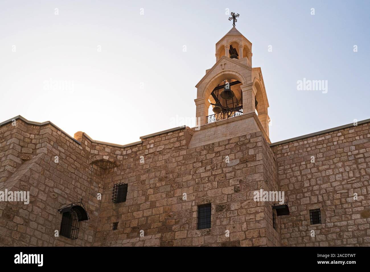 Backlit campanile torre campanaria della chiesa cristiana della natività a Betlemme cisgiordania palestina che mostra la struttura delle pareti in pietra Foto Stock