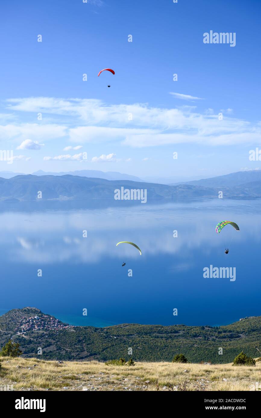 Parapendio in Galičica Parco nazionale al di sopra del lago di Ohrid in Macedonia nord, con l'Albania in distanza, Nord Macedonia, l'Europa. Foto Stock