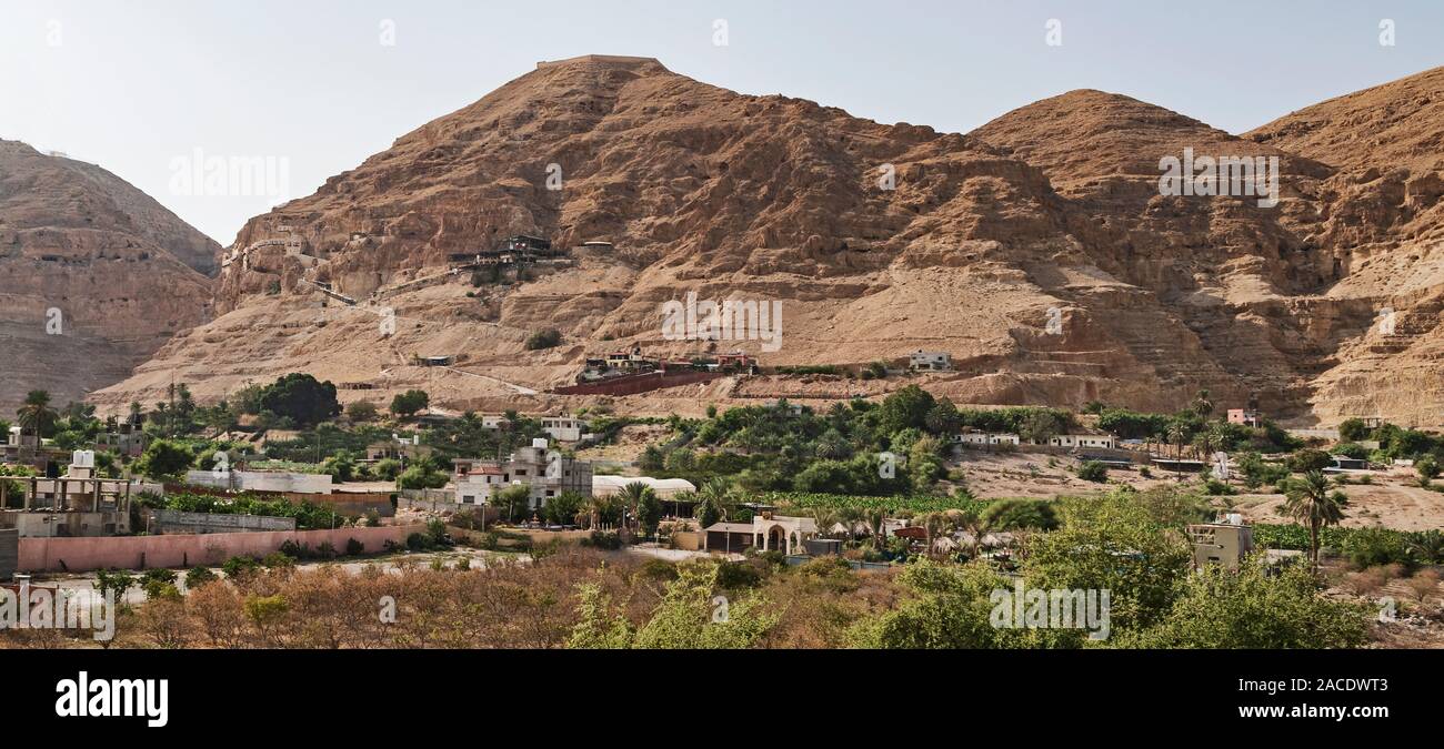 Il Monte della tentazione di Gesù in Gerico Palestina che mostra il monastero e il cavo dock per auto sul lato delle scogliere calcaree Foto Stock