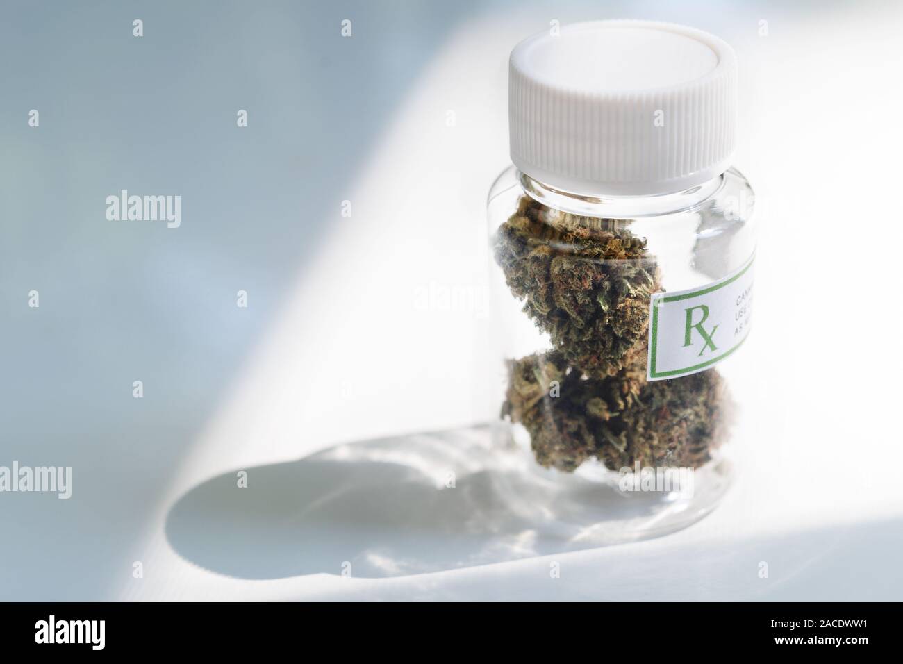 Marijuana medica in bottiglia Foto Stock