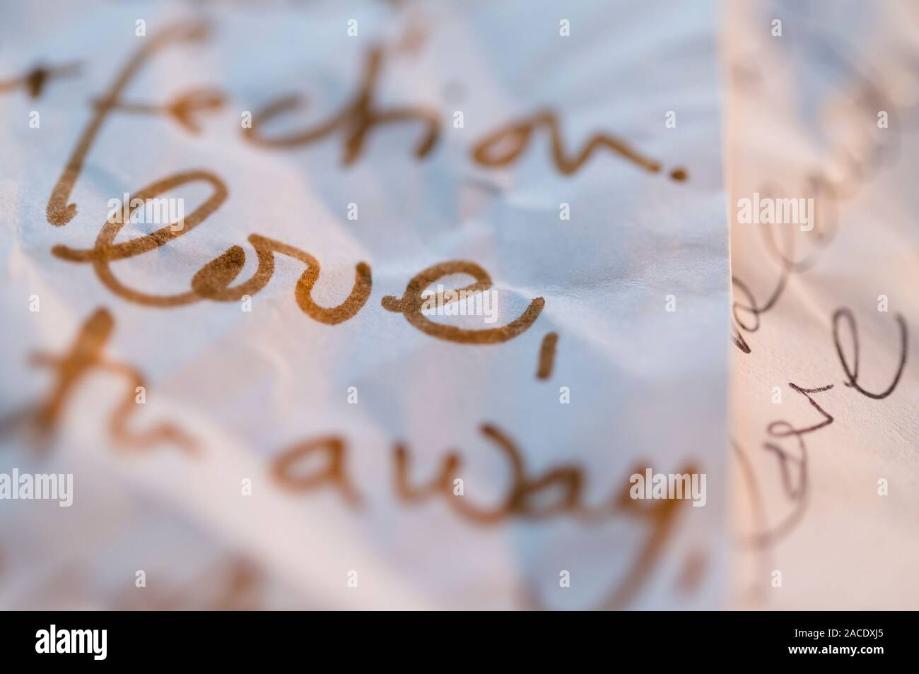 Primo piano della lettera con la parola 'amore' Foto Stock