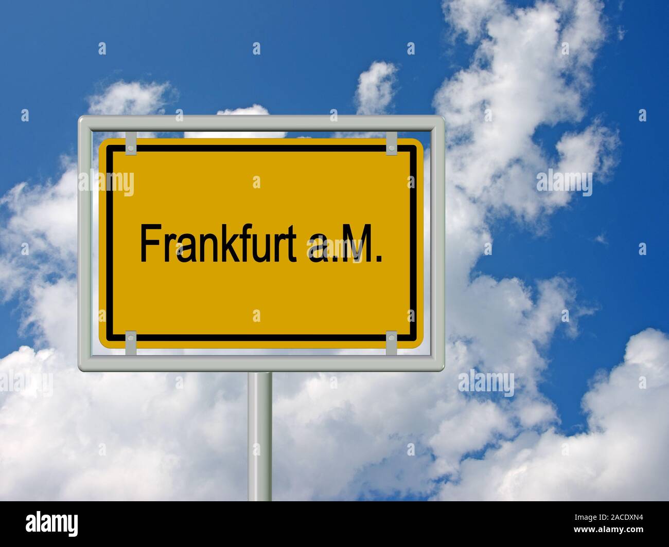Frankfurt a.M. segno della città nella parte anteriore del cielo e delle nubi Foto Stock