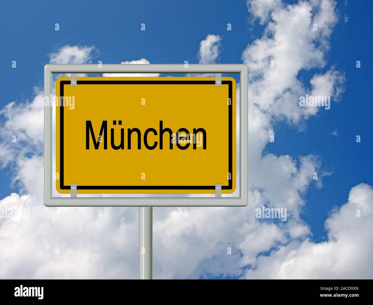 München City segno nella parte anteriore del cielo e delle nubi Foto Stock