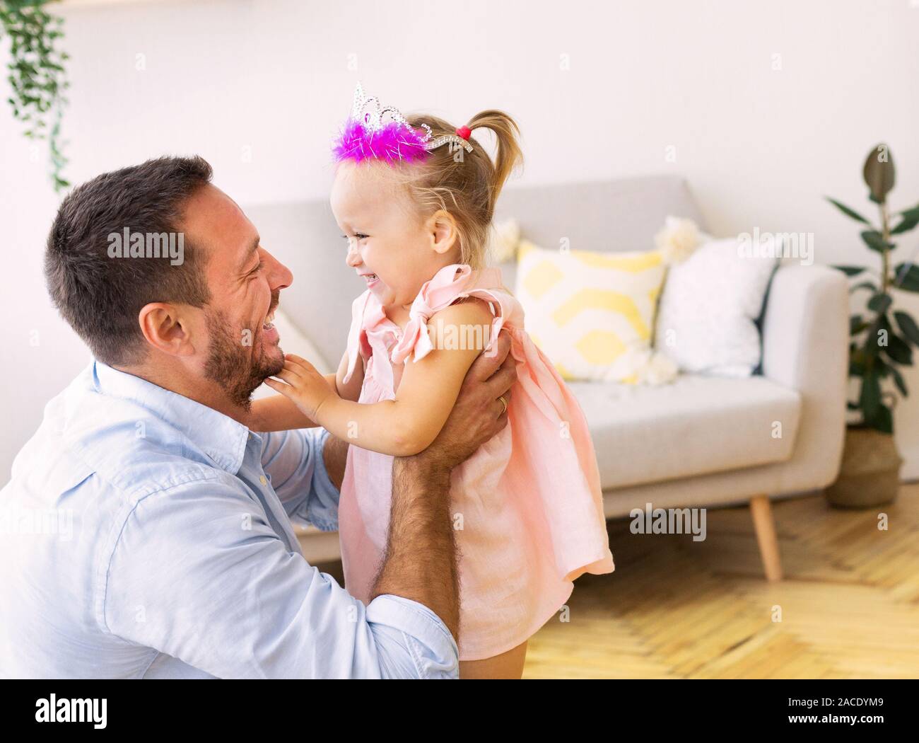 Papà baby di sua figlia in rosa crown Foto Stock