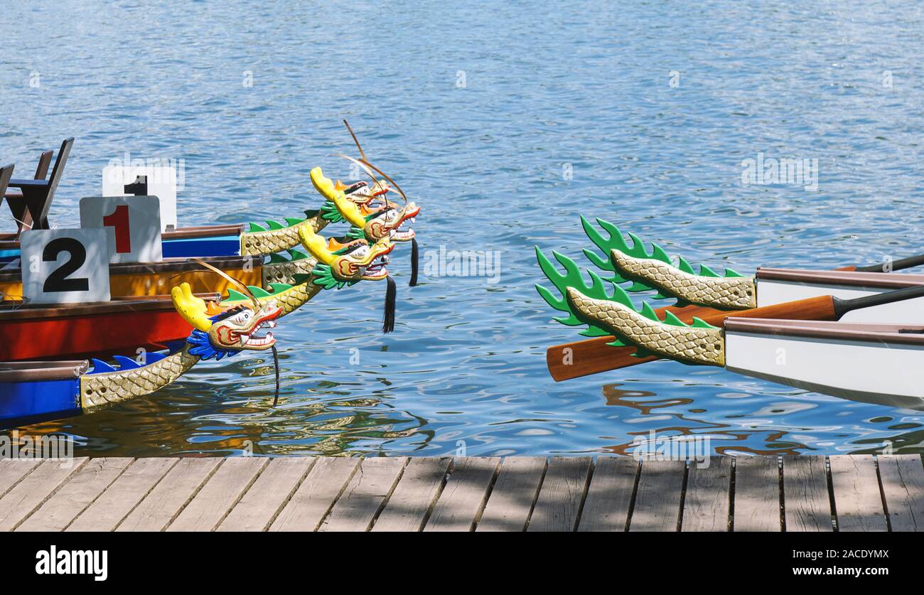 Drago barche attraccate al molo in legno o molo al lago Foto Stock