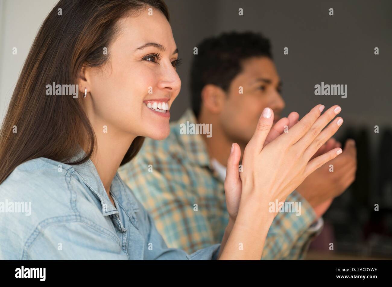 La gente di affari ad applaudire durante la riunione Foto Stock