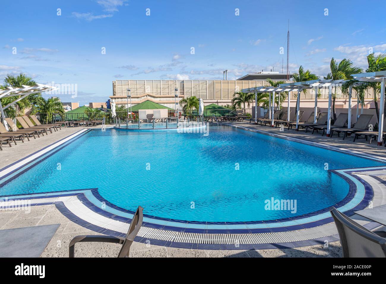 Un hotel piscina sul tetto a l'Avana, Cuba. Foto Stock