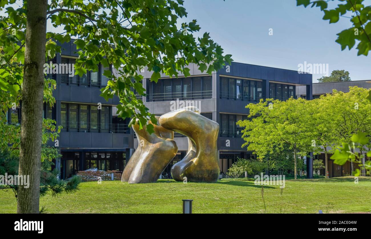 Skulptur von Henry Moore " Grandi due forme' , Bundesministerium für wirtschaftliche Zusammenarbeit und Entwicklung, ehemaliges Bundeskanzleramt, Strese Foto Stock