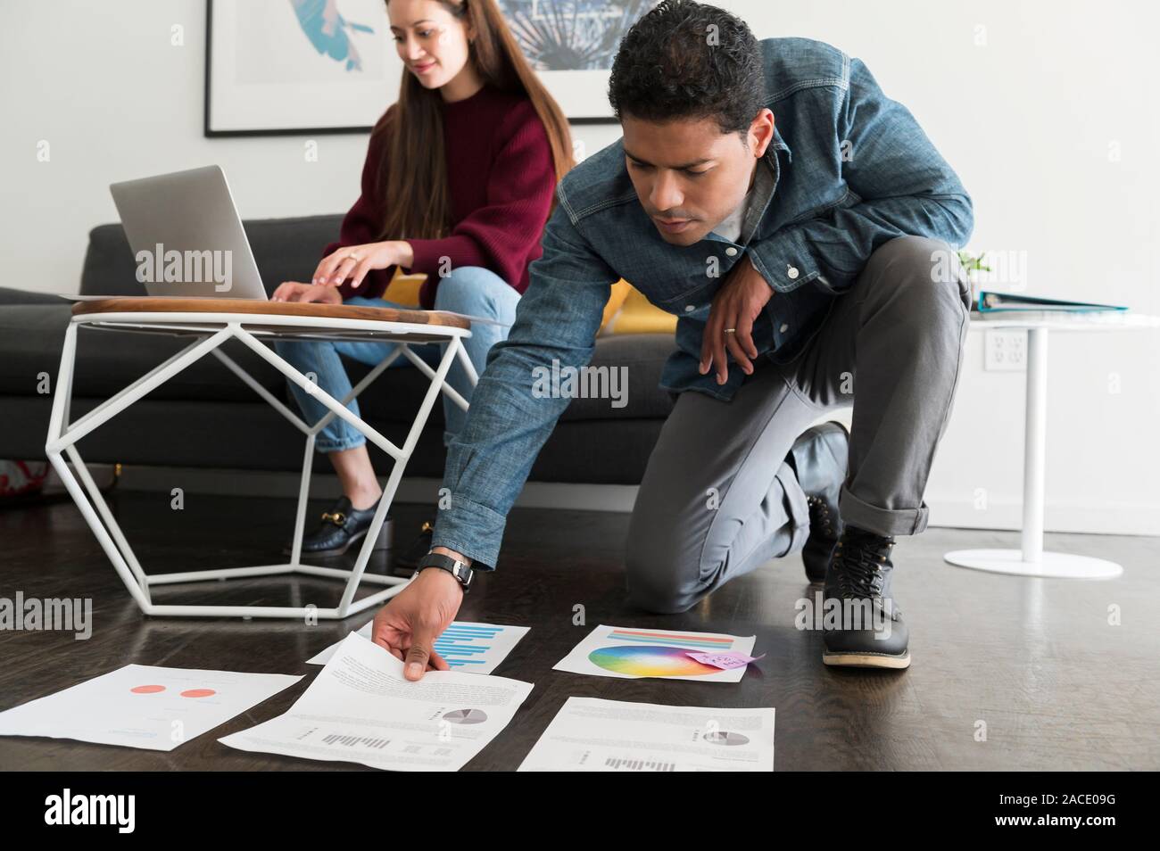 Uomini d'affari che lavorano sulla strategia in ufficio Foto Stock