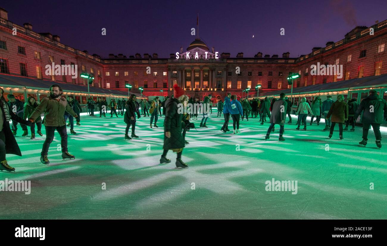 La Somerset House, London, Regno Unito. 2° dicembre 2019. I pattinatori a godere della luce proiettata rink al crepuscolo come Somerset House annunciano il primo del Regno Unito, il sempre 24 ore di pattinaggio sabato 7 dicembre sul pattino a Somerset House con Fortnum & Mason. Credito: Malcolm Park/Alamy Live News. Foto Stock