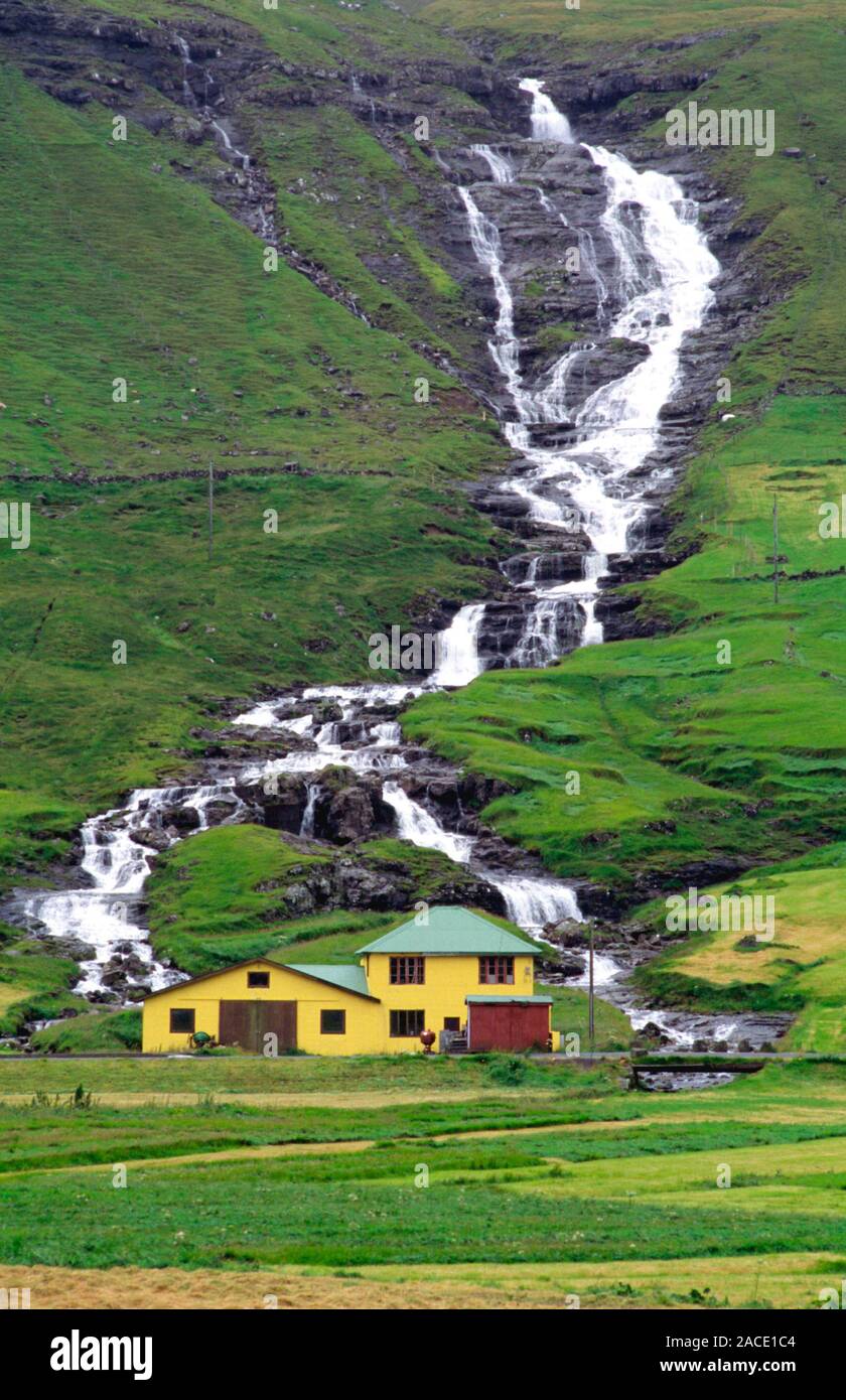 Dänemark, Faröer, isole, Hvalvik, Insel Streymoy, Ort, Dorf, Wasserfall, Berge, Foto Stock