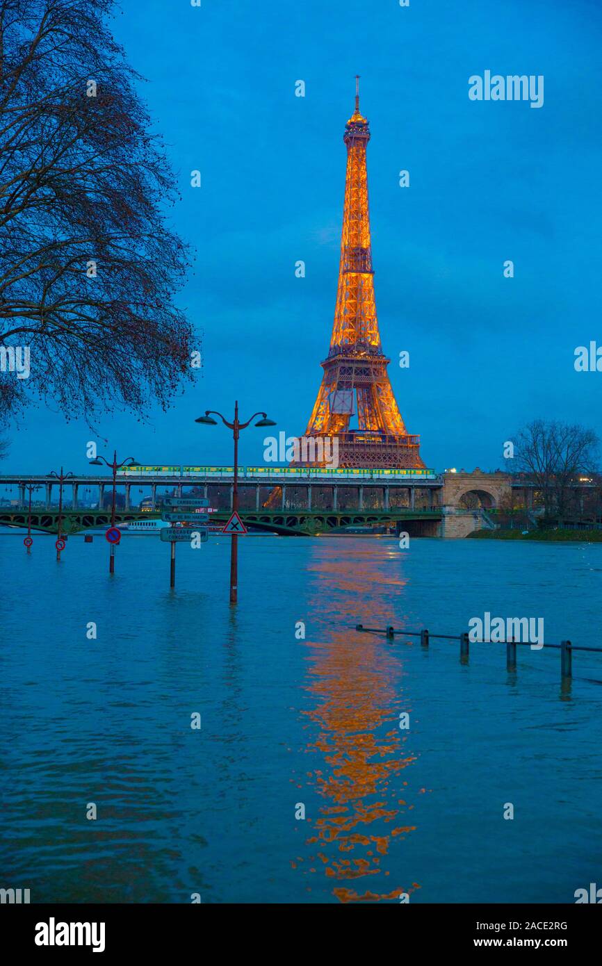 Alluvione a Parigi di notte Foto Stock
