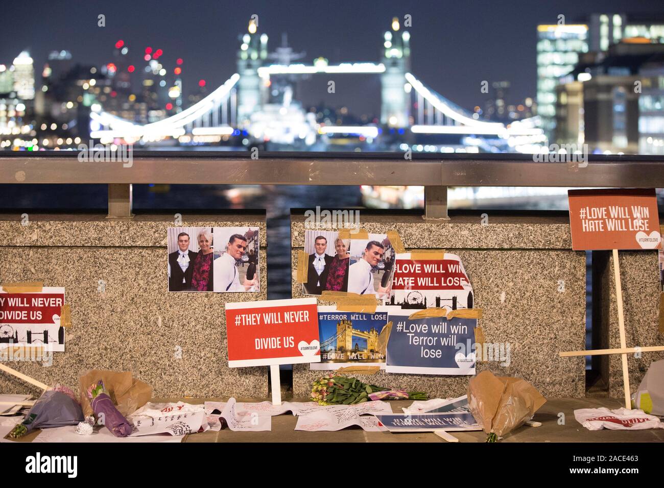 Omaggi a Cambridge laureati Jack Merritt, 25 e Saskia Jones, 23, sul Ponte di Londra, che sono stati entrambi pugnalato a morte da 28-anno-vecchio condannato attentati Usman Khan durante un prigioniero evento di riabilitazione sono stati il supporto a Londra il venerdì. Foto Stock