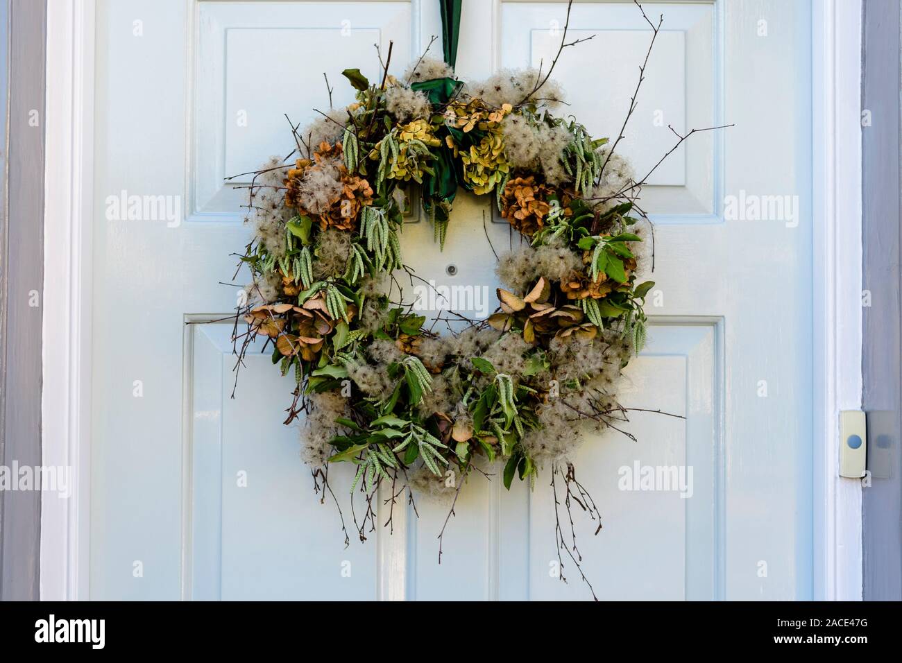 Una decorazione A Ghirlanda invernale appeso su una porta anteriore nel Suffolk città di Clare, England, Regno Unito Foto Stock