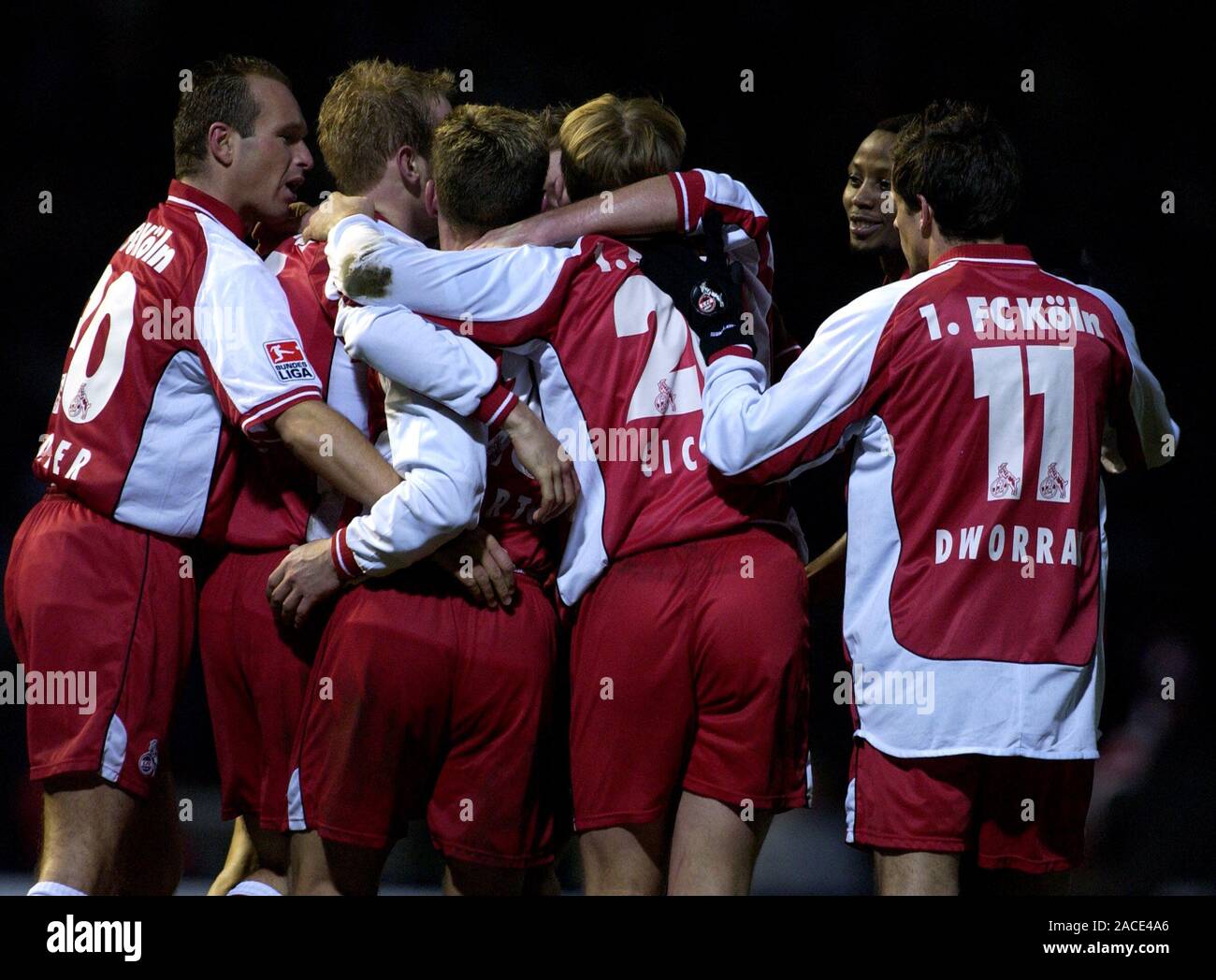 Muengersdorfer Stadion Colonia Germania, 13.12.2002, calcio: Seconda Bundesliga tedesca, stagione 2002/03 Giornata 17, 1. FC Colonia (CGN) vs Wacker Burghausen (WBH) 1:0; i giocatori di Colonia celebrare Foto Stock