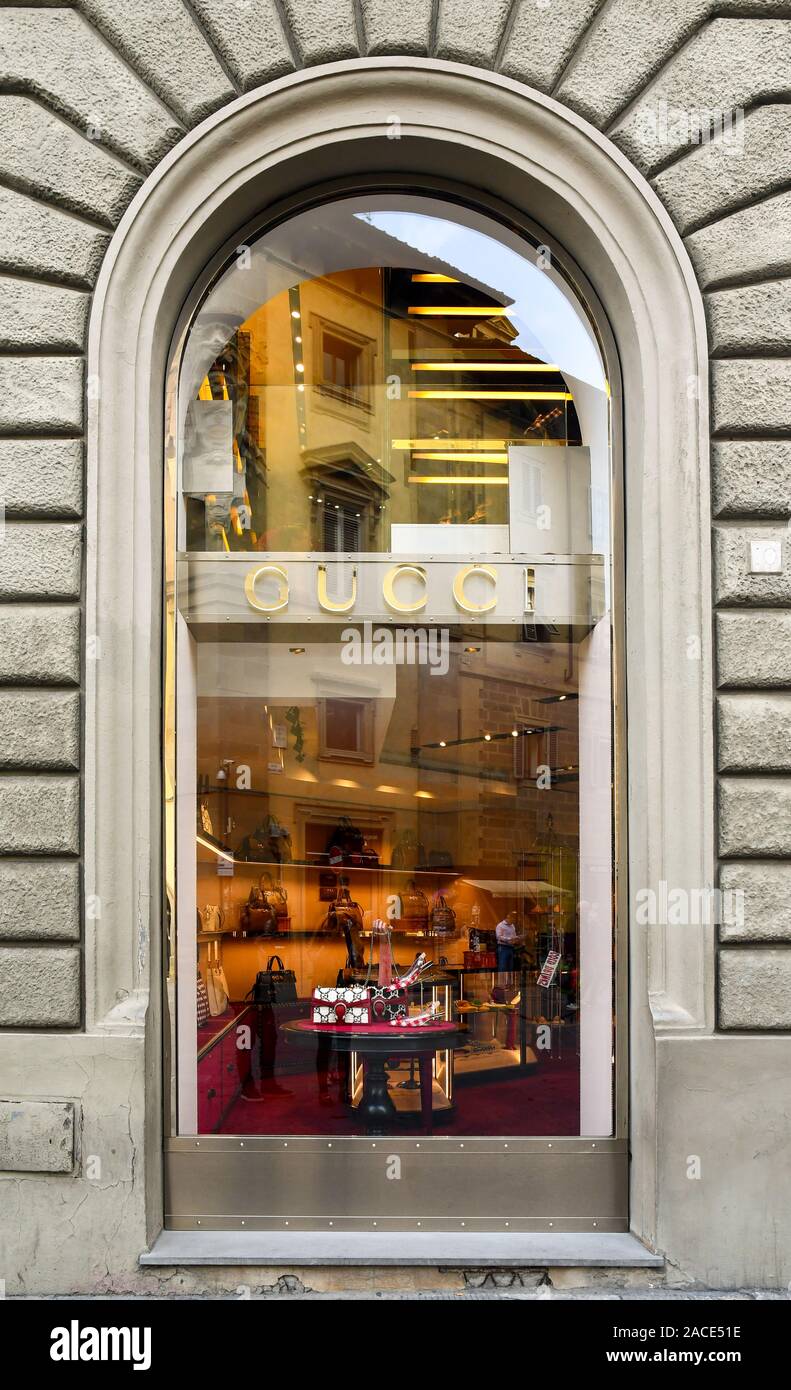 Vetrina del negozio di Gucci, famoso di abbigliamento di lusso marchio fiorentino, in Via roma in pieno centro storico di Firenze, Toscana, Italia Foto Stock