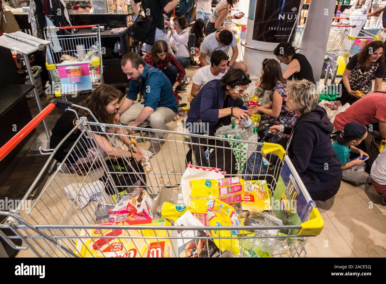 Attacco di plastica campagna nel supermercato MONOPRIX Montparnasse, Parigi Foto Stock
