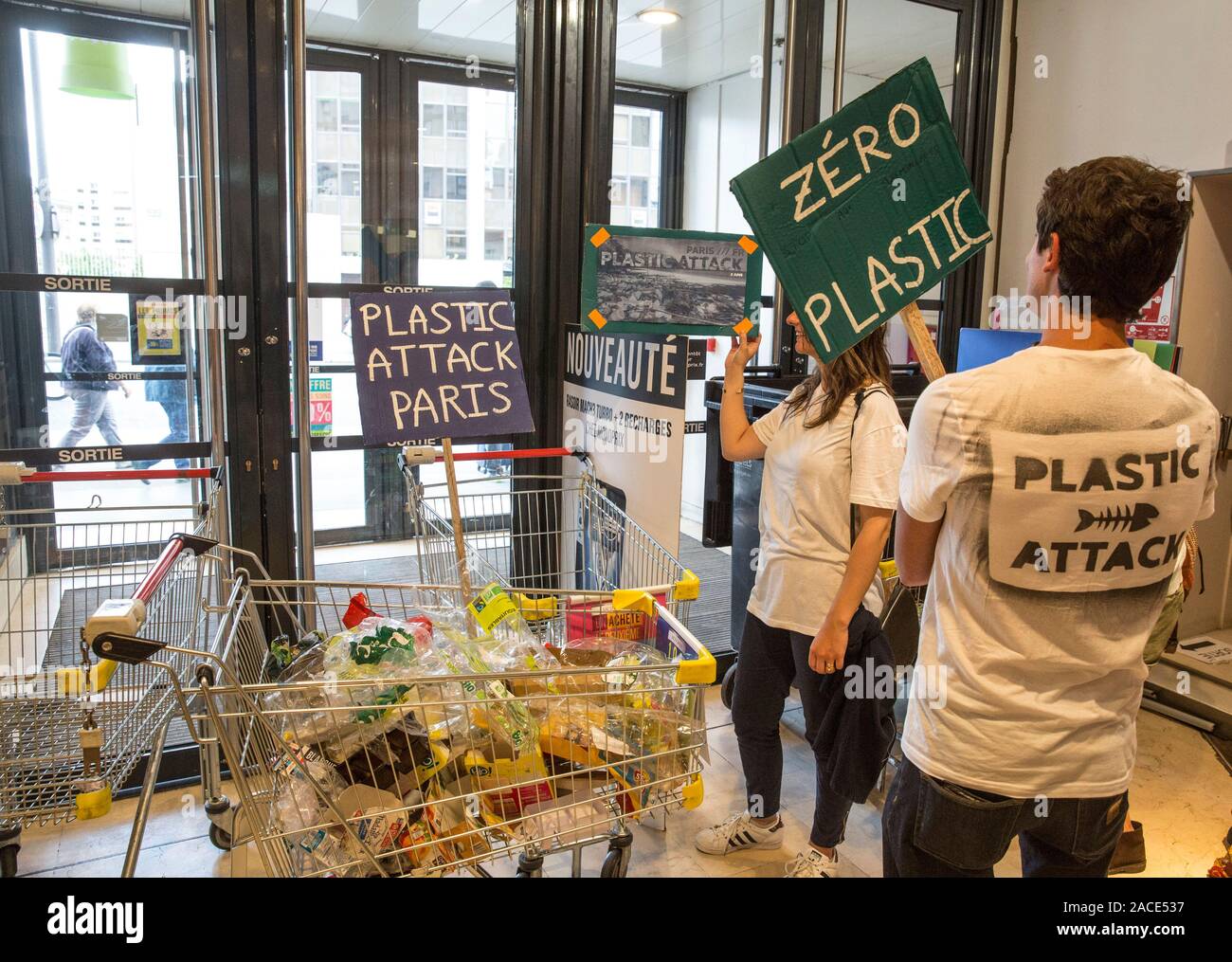 Attacco di plastica campagna nel supermercato MONOPRIX Montparnasse, Parigi Foto Stock