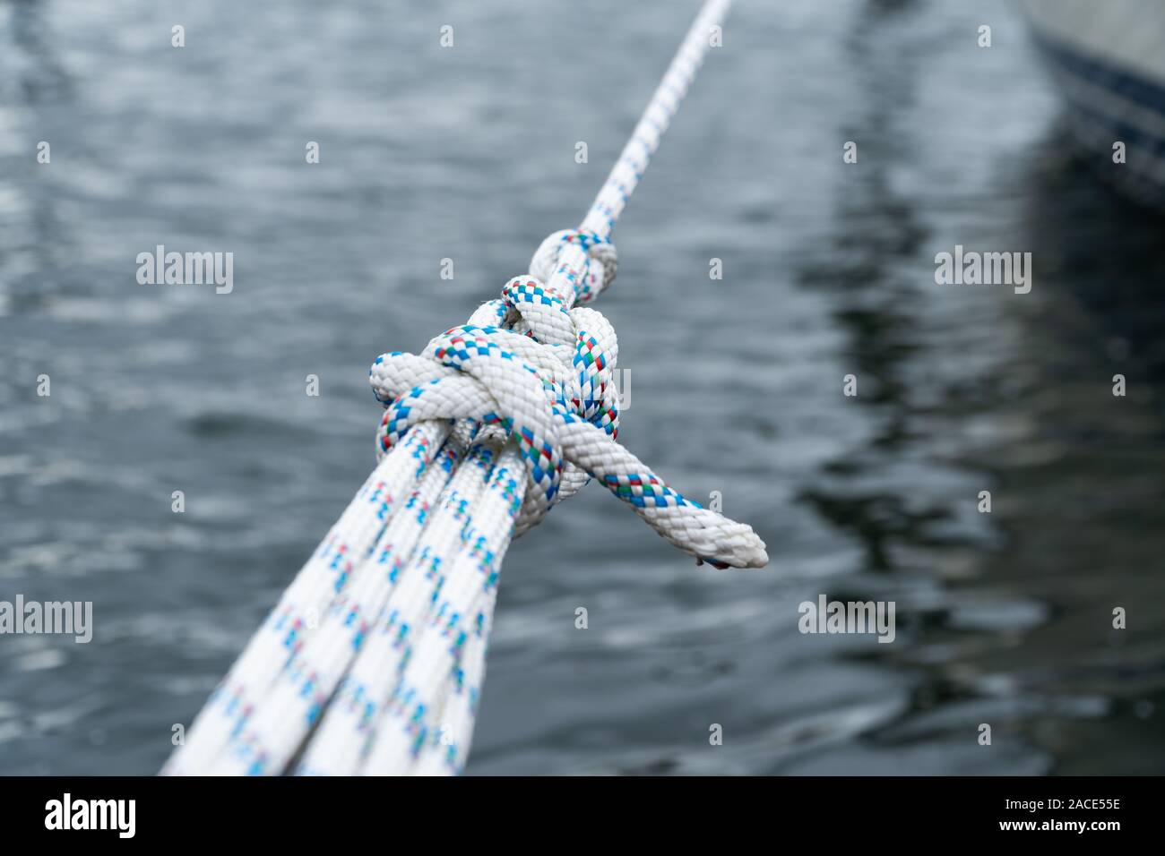 In prossimità di un nodo in una corda di una barca a vela Foto Stock