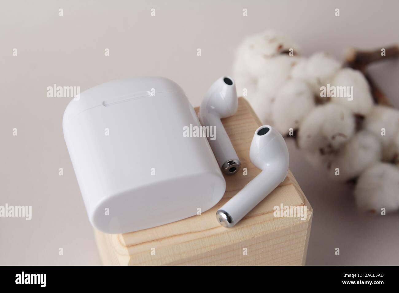 Cuffie wireless bluetooth, auricolari wireless portatili con custodia, nuova tecnologia, tecnologia per le aziende Foto Stock