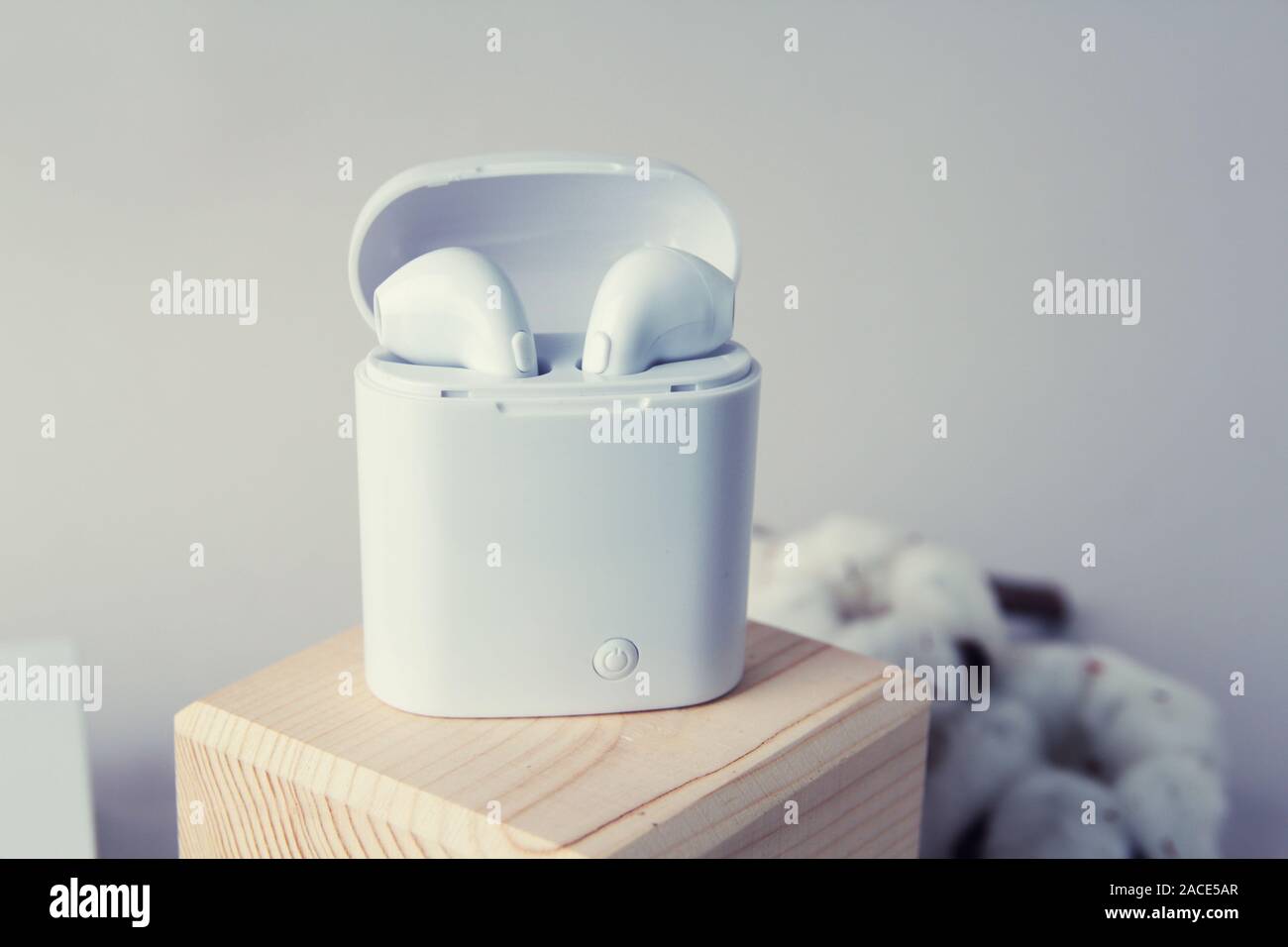 Cuffie wireless bluetooth, auricolari wireless portatili con custodia, nuova tecnologia, tecnologia per le aziende Foto Stock