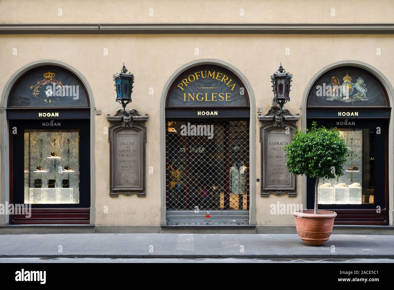 Esterno della ex Farmacia Inglese profumeria, fondata nel 1843 nel centro  storico di Firenze, ospita oggi il negozio di scarpe Hogan, Toscana, Italia  Foto stock - Alamy