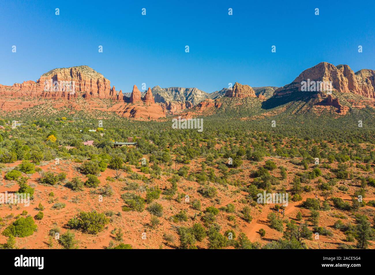 Immagine panoramica di Courthouse Butte e sulle montagne circostanti a Sedona, in Arizona Foto Stock