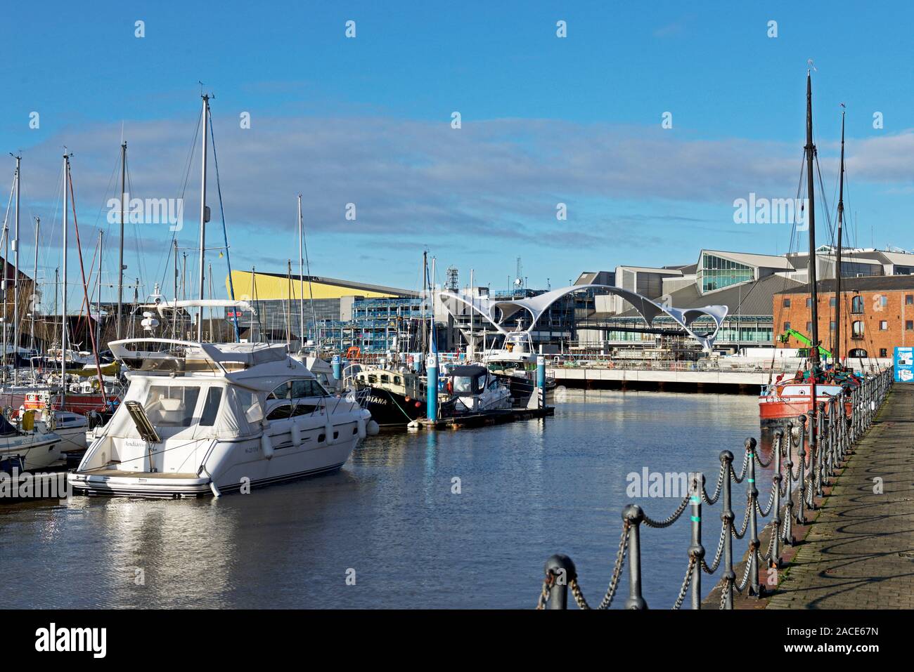 Il nuovo ponte pedonale eretto sopra la A63 road, collegamento della marina e il centro città di Hull, East Yorkshire, Inghilterra, Regno Unito Foto Stock