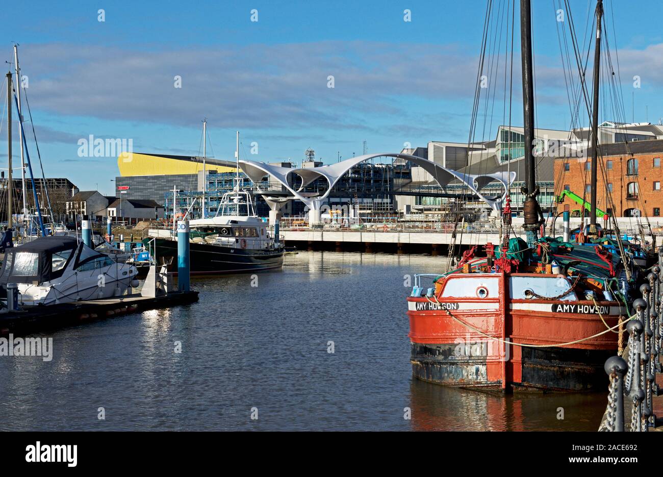 Il nuovo ponte pedonale eretto sopra la A63 road, collegamento della marina e il centro città di Hull, East Yorkshire, Inghilterra, Regno Unito Foto Stock