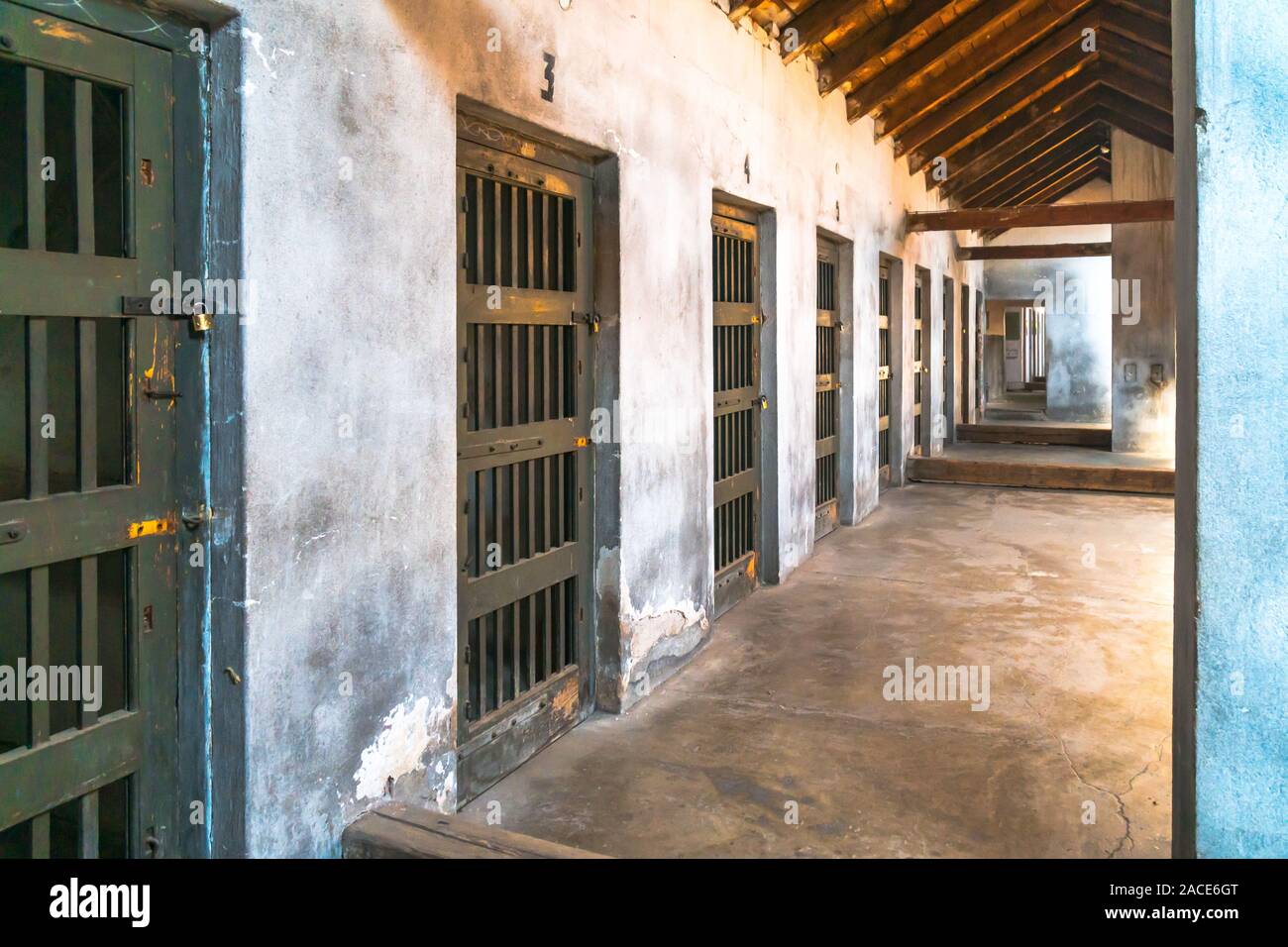 NIS, SERBIA - Agosto 9, 2019 : celle di prigione in Croce Rossa del Campo di Concentramento di transito, il camp di II Guerra Mondiale dai nazisti. Foto Stock
