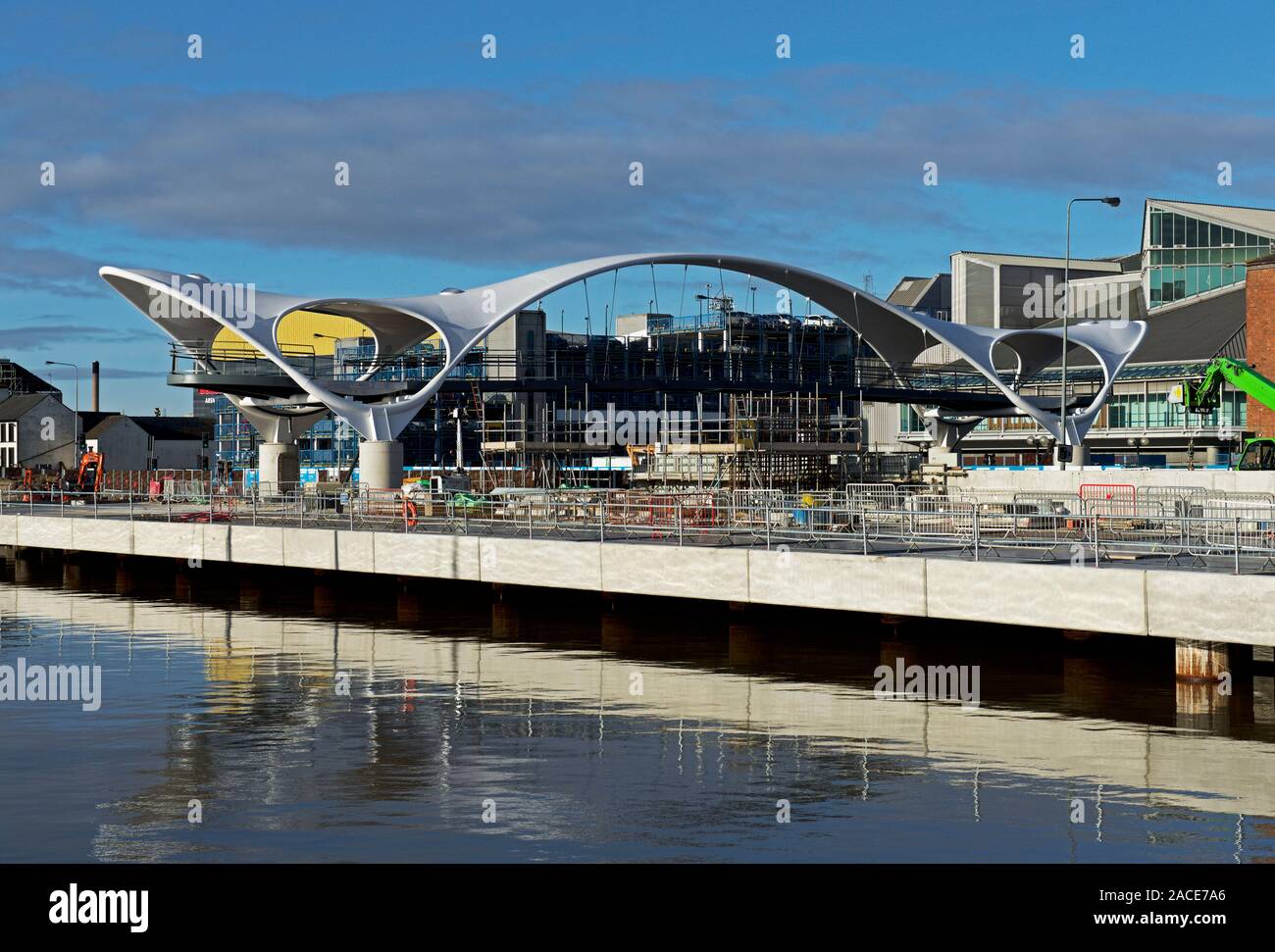 Il nuovo ponte pedonale eretto sopra la A63 road, collegamento della marina e il centro città di Hull, East Yorkshire, Inghilterra, Regno Unito Foto Stock