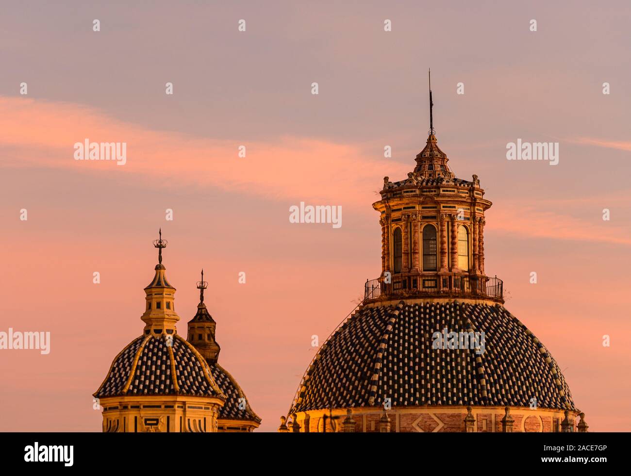 Tre cupole sulla cima di stile barocco IGLESIA SAN LUIS DE LOS FRANCESES, Siviglia, Spagna Foto Stock